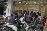 Mờ sáng mở hàng, phát hoảng đoàn người đứng chờ xuyên đêm chen kín cửa Mờ sáng mở hàng, phát hoảng đoàn người đứng chờ xuyên đêm chen kín cửa
