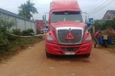 Chơi đùa trước đầu xe container, bé trai 1 tuổi bị cán tử vong Chơi đùa trước đầu xe container, bé trai 1 tuổi bị cán tử vong