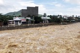 Hàng loạt điểm ngập lụt, sạt lở 'bao vây' Nha Trang Hàng loạt điểm ngập lụt, sạt lở 'bao vây' Nha Trang