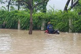 Nha Trang đường biến thành sông, TP.HCM đường vắng tanh vì mưa lớn trong cơn bão số 9 Nha Trang đường biến thành sông, TP.HCM đường vắng tanh vì mưa lớn trong cơn bão số 9