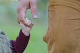 Mẹ đơn thân thuê người đóng vai cha của con gái suốt 10 năm Mẹ đơn thân thuê người đóng vai cha của con gái suốt 10 năm