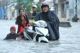 Sài Gòn ngập trong biển nước, cây đổ khiến 1 người tử vong Sài Gòn ngập trong biển nước, cây đổ khiến 1 người tử vong