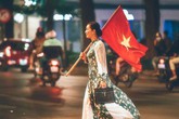 Nghệ sĩ Chiều Xuân vác cờ đi 'bão' ăn mừng bóng đá gây sốt Nghệ sĩ Chiều Xuân vác cờ đi 'bão' ăn mừng bóng đá gây sốt