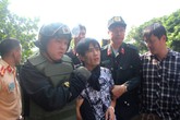 Đối tượng nghi "ngáo đá" khống chế bé gái 3 tuổi ra điều kiện trước khi bị bắt Đối tượng nghi "ngáo đá" khống chế bé gái 3 tuổi ra điều kiện trước khi bị bắt
