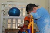 Nước mắt cô giáo mầm non khi chứng kiến bố dùng dép đánh mặt con Nước mắt cô giáo mầm non khi chứng kiến bố dùng dép đánh mặt con