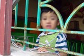 Vụ bé 4 tuổi bị buộc dây: Cháu nhỏ bị câm, điếc, tăng động Vụ bé 4 tuổi bị buộc dây: Cháu nhỏ bị câm, điếc, tăng động