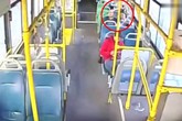 Bé gái bị yêu râu xanh sàm sỡ trên xe buýt và hành động của người tài xế khiến dân mạng vừa hả hê, vừa ấm lòng Bé gái bị yêu râu xanh sàm sỡ trên xe buýt và hành động của người tài xế khiến dân mạng vừa hả hê, vừa ấm lòng