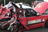 Va chạm thảm khốc giữa taxi và xe khách, ít nhất 39 người thương vong Va chạm thảm khốc giữa taxi và xe khách, ít nhất 39 người thương vong