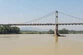 Nữ sinh lớp 10 bỏ lại cặp, gieo mình xuống sông Lam tự tử Nữ sinh lớp 10 bỏ lại cặp, gieo mình xuống sông Lam tự tử