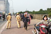 Clip hàng trăm người dắt xe máy ngược chiều, “tránh” cảnh sát giao thông Clip hàng trăm người dắt xe máy ngược chiều, “tránh” cảnh sát giao thông