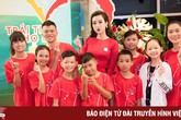 Hoa hậu Đỗ Mỹ Linh rạng ngời bên các em nhỏ trong Gala 10 năm Trái tim cho em Hoa hậu Đỗ Mỹ Linh rạng ngời bên các em nhỏ trong Gala 10 năm Trái tim cho em