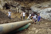 Vụ sập hầm vàng trái phép ở Hòa Bình: Vô vọng ánh mắt người thân 2 phu vàng mắc kẹt Vụ sập hầm vàng trái phép ở Hòa Bình: Vô vọng ánh mắt người thân 2 phu vàng mắc kẹt