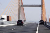 Quảng Ninh: Mặt cầu Bạch Đằng nhấp nhô, lái xe không dám đi hết tốc độ cho phép Quảng Ninh: Mặt cầu Bạch Đằng nhấp nhô, lái xe không dám đi hết tốc độ cho phép