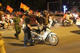 Cảnh sát được trang bị súng đảm bảo an ninh sau trận chung kết Việt Nam - Malaysia Cảnh sát được trang bị súng đảm bảo an ninh sau trận chung kết Việt Nam - Malaysia