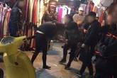 Cô gái trẻ bị người phụ nữ rút dép tát vào mặt, giật tóc dã man giữa phố Cổ nghi do ngoại tình với người đã có vợ Cô gái trẻ bị người phụ nữ rút dép tát vào mặt, giật tóc dã man giữa phố Cổ nghi do ngoại tình với người đã có vợ