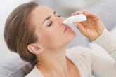 Người phụ nữ tử vong do bị amip ăn não người tấn công sau khi dùng bình rửa mũi Người phụ nữ tử vong do bị amip ăn não người tấn công sau khi dùng bình rửa mũi