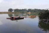 Hà Tĩnh: Xà lan "cát tặc" bị đắm, người dân bức xúc mang rơm đốt Hà Tĩnh: Xà lan "cát tặc" bị đắm, người dân bức xúc mang rơm đốt