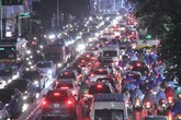 Dòng xe vô tận tê liệt trong mưa rét tầm tã khắp ngả Hà thành Dòng xe vô tận tê liệt trong mưa rét tầm tã khắp ngả Hà thành