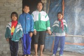 Thảm cảnh của người đàn bà nuôi 3 con nhỏ trong căn nhà lụp xụp giữa nghĩa địa Thảm cảnh của người đàn bà nuôi 3 con nhỏ trong căn nhà lụp xụp giữa nghĩa địa