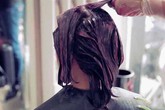 Người phụ nữ mắc ung thư do nhuộm tóc, con gái đau lòng để mẹ 'chết tự nguyện' Người phụ nữ mắc ung thư do nhuộm tóc, con gái đau lòng để mẹ 'chết tự nguyện'