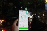 Hà Nội mưa lạnh kéo dài, GrabCar cước đắt gấp đôi taxi Hà Nội mưa lạnh kéo dài, GrabCar cước đắt gấp đôi taxi