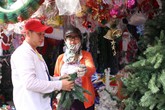 Người Sài Gòn tất bật mua đồ Giáng sinh, thông gần chục triệu bán chạy Người Sài Gòn tất bật mua đồ Giáng sinh, thông gần chục triệu bán chạy