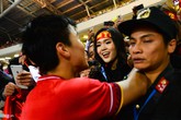 Cảm động những món quà đặc biệt của người hùng sân cỏ sau phút đăng quang Cảm động những món quà đặc biệt của người hùng sân cỏ sau phút đăng quang