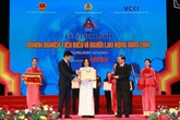 BIDV xuất sắc nhận giải thưởng “Doanh nghiệp tiêu biểu vì Người lao động” BIDV xuất sắc nhận giải thưởng “Doanh nghiệp tiêu biểu vì Người lao động”