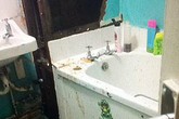 Một người mẹ buộc phải tắm cho con trong nhà vệ sinh siêu thị vì lý do khiến nhiều người khiếp đảm Một người mẹ buộc phải tắm cho con trong nhà vệ sinh siêu thị vì lý do khiến nhiều người khiếp đảm