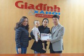Báo Gia đình & Xã hội trao 31.383.000 đồng của độc giả cho bé gái có khuôn mặt bị biến dạng Báo Gia đình & Xã hội trao 31.383.000 đồng của độc giả cho bé gái có khuôn mặt bị biến dạng