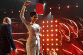 Hành động đầu tiên của H'hen Niê sau khi lọt Top 5 Hoa hậu Hoàn Vũ khiến fan thêm yêu mến Hành động đầu tiên của H'hen Niê sau khi lọt Top 5 Hoa hậu Hoàn Vũ khiến fan thêm yêu mến