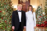 Ông Trump nắm tay vợ cười rạng rỡ trong ảnh Giáng sinh Ông Trump nắm tay vợ cười rạng rỡ trong ảnh Giáng sinh