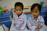 Xót thương những em bé cả đời phải gắn liền với bông băng, tiêm truyền Xót thương những em bé cả đời phải gắn liền với bông băng, tiêm truyền