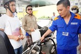 Giá xăng giảm lần thứ 5 liên tiếp: Rẻ kỷ lục trong nhiều năm qua Giá xăng giảm lần thứ 5 liên tiếp: Rẻ kỷ lục trong nhiều năm qua