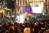 Hà Nội: Hàng vạn người đến thánh đường đêm Giáng sinh, khu vực Nhà thờ Lớn tắc nghẽn kinh hoàng Hà Nội: Hàng vạn người đến thánh đường đêm Giáng sinh, khu vực Nhà thờ Lớn tắc nghẽn kinh hoàng