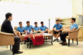 Bùi Tiến Dũng, Quang Hải, Hà Đức Chinh… tặng quà cho các chiến sĩ Trường Sa Bùi Tiến Dũng, Quang Hải, Hà Đức Chinh… tặng quà cho các chiến sĩ Trường Sa
