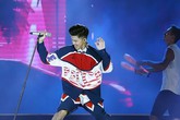 Trọng Hiếu lần đầu hát live không có vũ đoàn cùng ban nhạc Anh Em Trọng Hiếu lần đầu hát live không có vũ đoàn cùng ban nhạc Anh Em