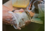 Bất ngờ trước phản ứng của đủ mọi lứa tuổi trước việc nam giới rửa chén! Bất ngờ trước phản ứng của đủ mọi lứa tuổi trước việc nam giới rửa chén!