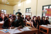 Thầy giáo không lương và lớp học cho “các cụ” giữa lòng hồ Thác Bà Thầy giáo không lương và lớp học cho “các cụ” giữa lòng hồ Thác Bà