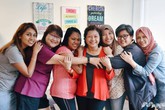 Cái ôm của cô giáo khiến phụ huynh bật khóc Cái ôm của cô giáo khiến phụ huynh bật khóc
