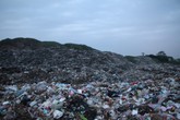 Huyện Vĩnh Tường, Vĩnh Phúc: Cả vạn người kẹt giữa hai bãi rác khổng lồ Huyện Vĩnh Tường, Vĩnh Phúc: Cả vạn người kẹt giữa hai bãi rác khổng lồ
