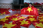 “Đại công xưởng” sản xuất cờ, băng-rôn phục vụ người hâm mộ trước trận bán kết chiều nay “Đại công xưởng” sản xuất cờ, băng-rôn phục vụ người hâm mộ trước trận bán kết chiều nay