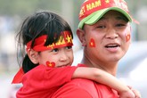 Cổ động viên đưa con nhỏ đến Mỹ Đình "tiếp lửa" thầy trò Park Hang-seo Cổ động viên đưa con nhỏ đến Mỹ Đình "tiếp lửa" thầy trò Park Hang-seo