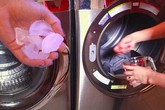 Thả 3 viên đá vào máy giặt, đồ lấy ra tự phẳng, mặc trăm lần cũng không bạc màu Thả 3 viên đá vào máy giặt, đồ lấy ra tự phẳng, mặc trăm lần cũng không bạc màu