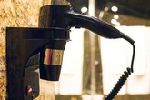 Máy sấy tóc “giết người không dao”, lấy mạng cả nhà vì thói quen chị em nào cũng mắc Máy sấy tóc “giết người không dao”, lấy mạng cả nhà vì thói quen chị em nào cũng mắc