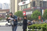 Mẹ đưa con gái đi dạo phố bất ngờ bị người đàn ông lạ mặt chạy theo hỏi: 'Có muốn bán con không?' Mẹ đưa con gái đi dạo phố bất ngờ bị người đàn ông lạ mặt chạy theo hỏi: 'Có muốn bán con không?'