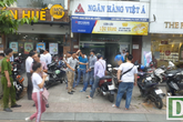 Trích xuất camera truy bắt nghi can cướp hơn 1 tỷ đồng trong ngân hàng ở Sài Gòn Trích xuất camera truy bắt nghi can cướp hơn 1 tỷ đồng trong ngân hàng ở Sài Gòn