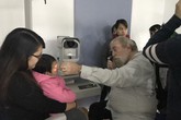 Con có thể bị mù mắt, giảm thị lực vì những thói quen không ngờ của cha mẹ Con có thể bị mù mắt, giảm thị lực vì những thói quen không ngờ của cha mẹ