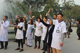 Hình ảnh cảm động tiễn bệnh nhân ung thư về quê ăn Tết Hình ảnh cảm động tiễn bệnh nhân ung thư về quê ăn Tết