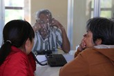 Vượt cả trăm cây số để được đoàn tụ… trong trại giam Vượt cả trăm cây số để được đoàn tụ… trong trại giam